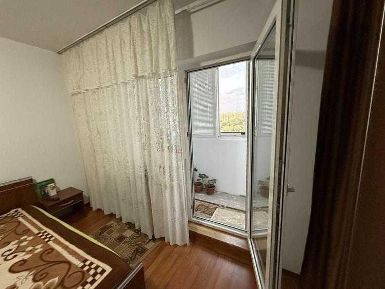 Apartament cu 3 camere decomandat în Obor