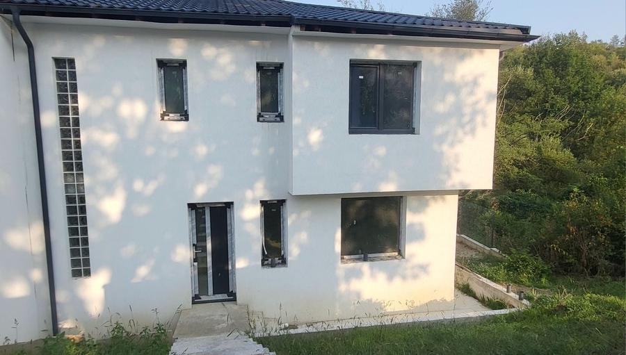 Casă cu 4 camere în Viforâta
