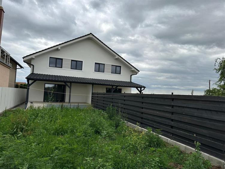 Casă cu 4 camere cu Teren 274 Mp în Exterior Est