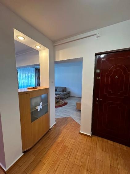 Apartament cu 3 camere semidecomandat, mobilat în Micălaca