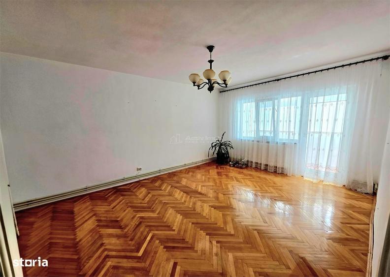 Apartament cu 4 camere decomandat în Băceni