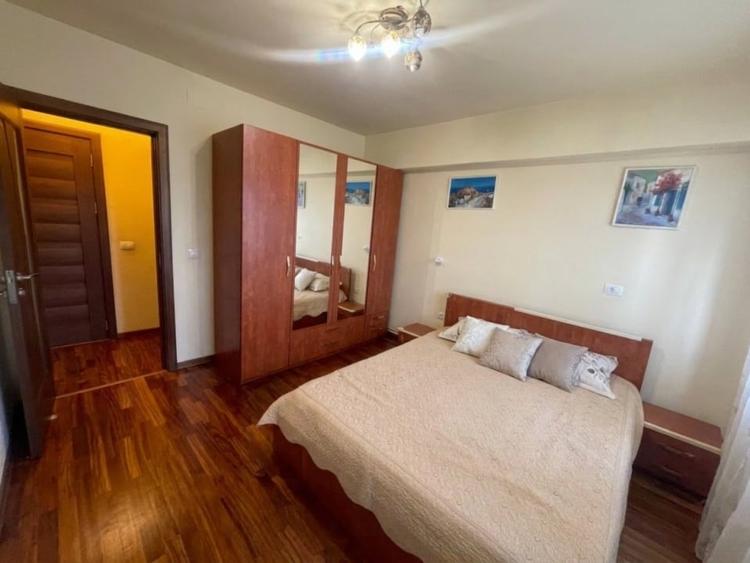 Apartament cu 4 camere decomandat, mobilat în Calea București