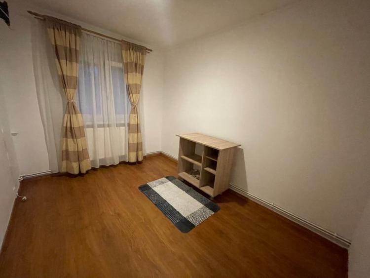 Apartament cu 3 camere semidecomandat, mobilat în Craiovița Nouă