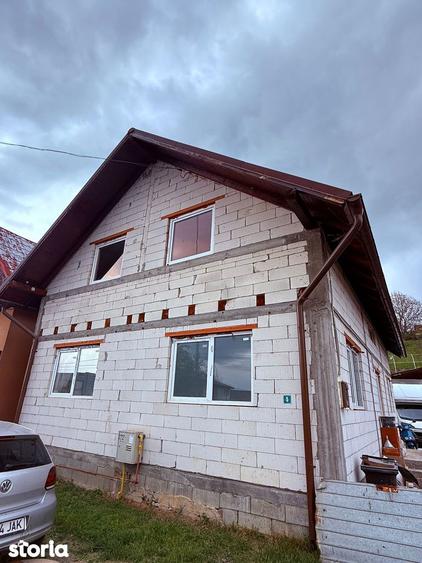 Casă cu 5 camere cu Teren 1000 Mp în Ceuaș