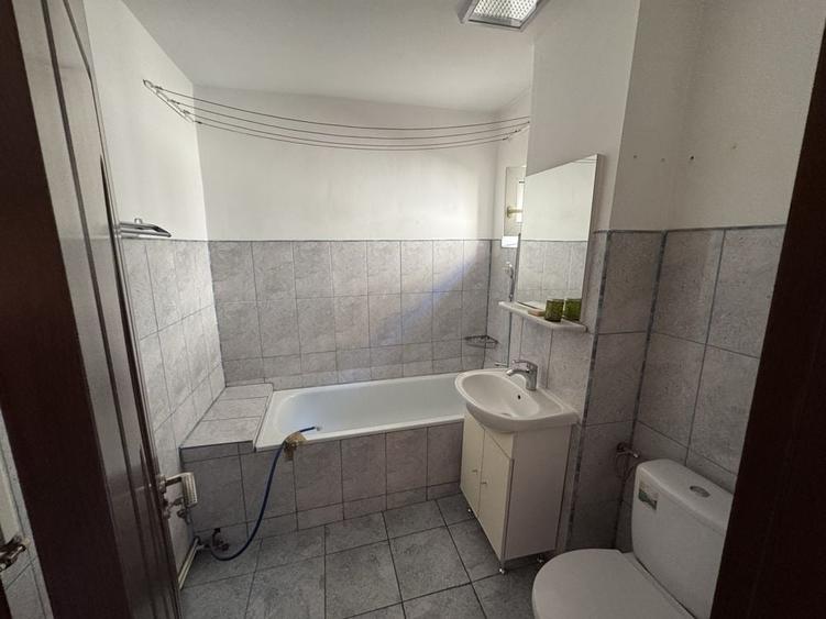Apartament cu 3 camere decomandat în Calea București