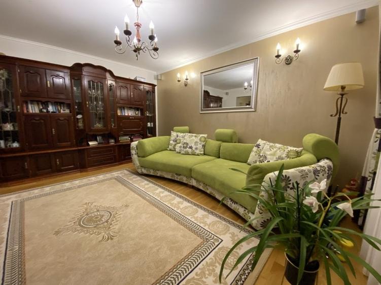 Apartament cu 3 camere decomandat în Girocului