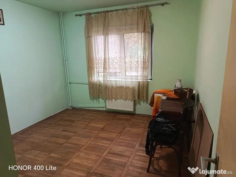 Apartament cu 4 camere decomandat în Mihai Bravu