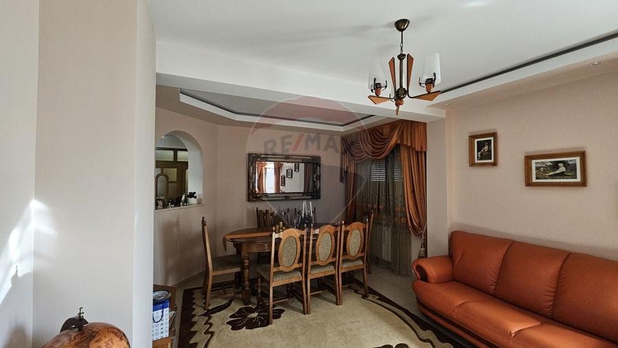 Casă individuală cu 17 camere cu Teren 1080 Mp în Obcini