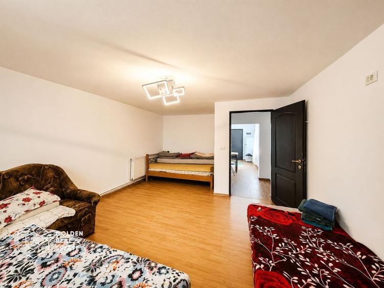 Casă individuală cu 8 camere cu Canalizare în Central