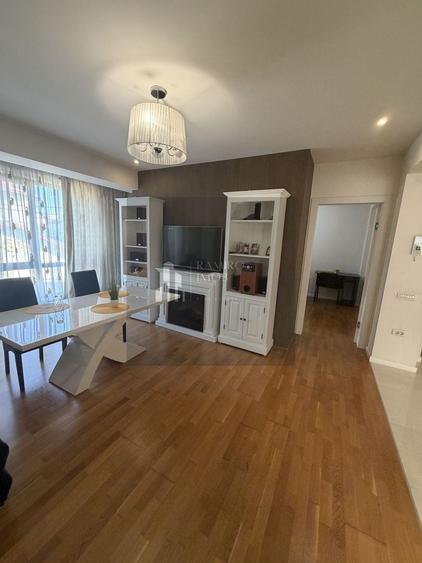 Apartament cu 3 camere semidecomandat, mobilat în Apărătorii Patriei