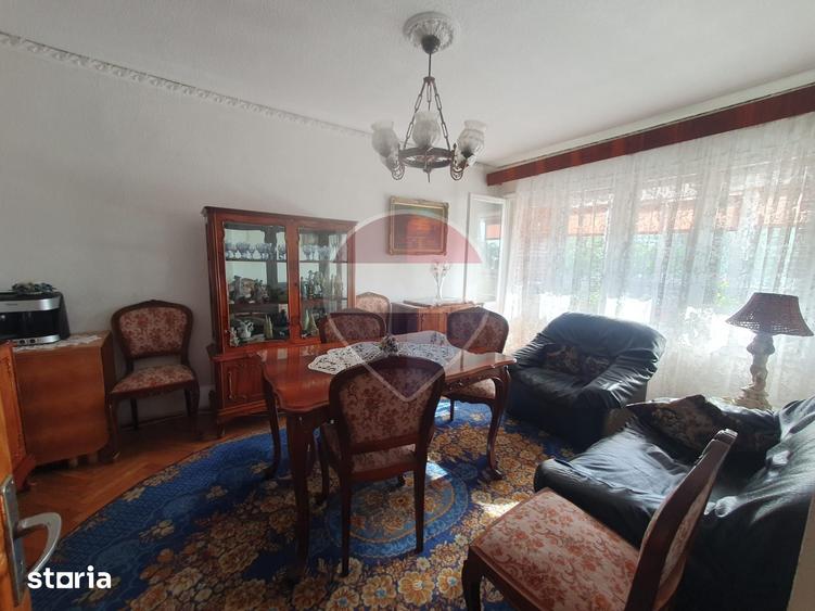 Apartament cu 4 camere decomandat în Sud