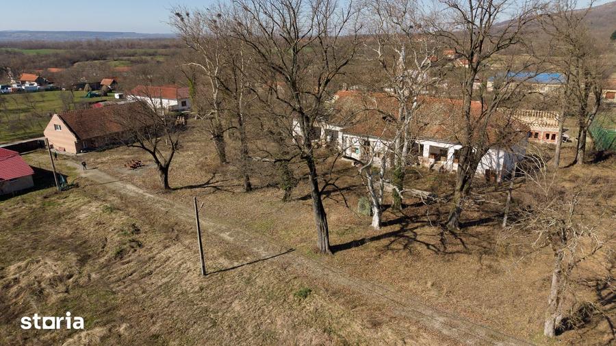 Casă cu 8 camere cu Teren 22919 Mp în Constantin Daicoviciu