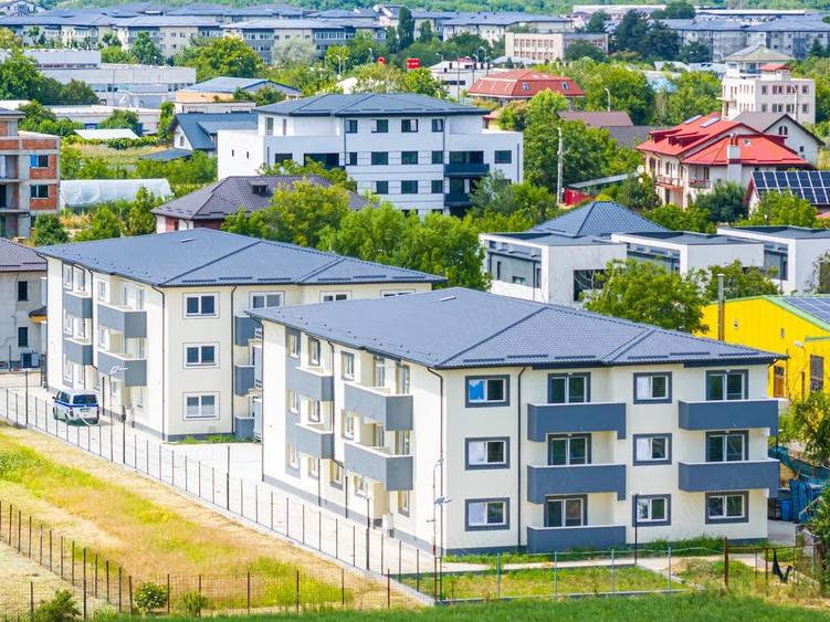 Apartament cu 2 camere decomandat în 1 Decembrie
