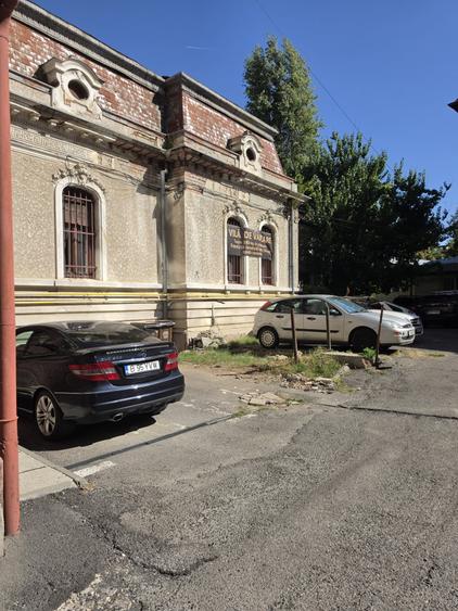 Casă individuală cu 15 camere cu Canalizare în Dorobanți