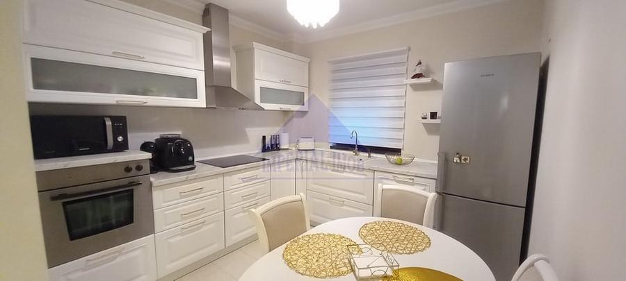 Casă individuală cu 6 camere cu Canalizare în Central