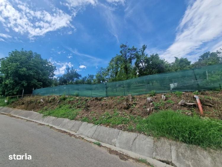 Teren de 1400 mp, în Albota