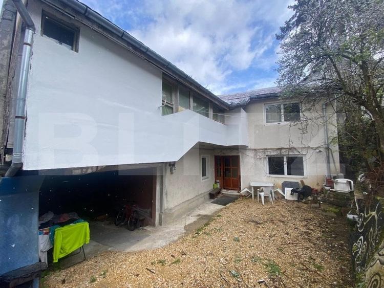 Casă individuală cu 9 camere cu Canalizare în Central