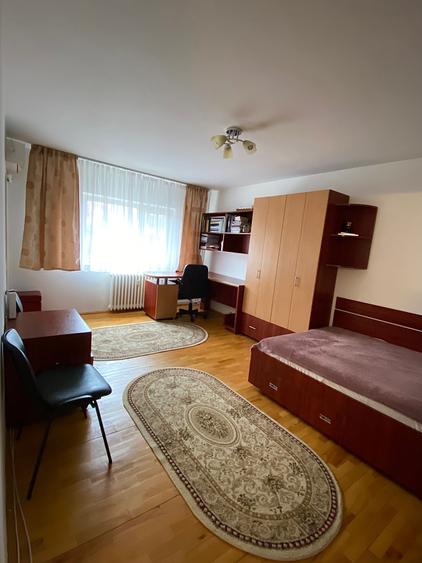 Garsonieră decomandată în Podul de Fier
