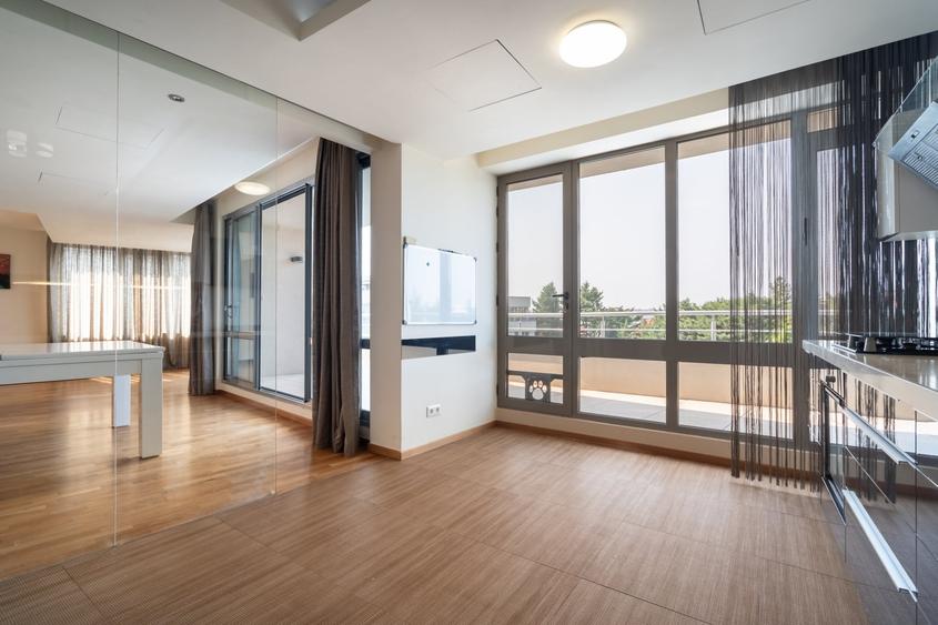 Apartament cu 5 camere decomandat în Băneasa