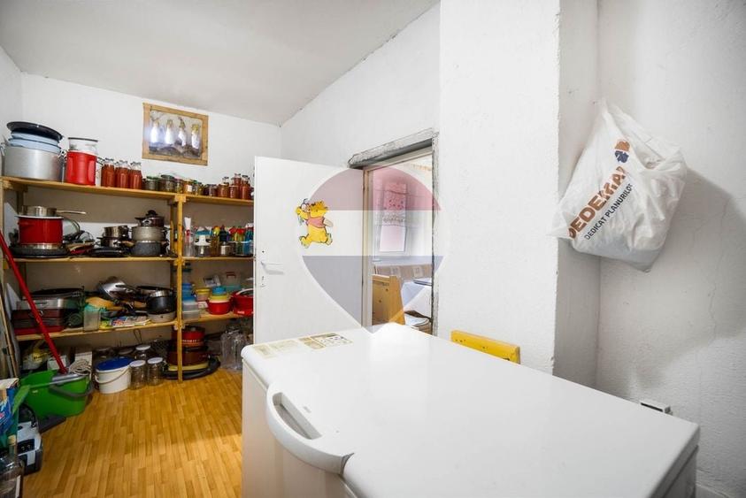 Casă individuală cu 6 camere cu Teren 2794 Mp în Bunești