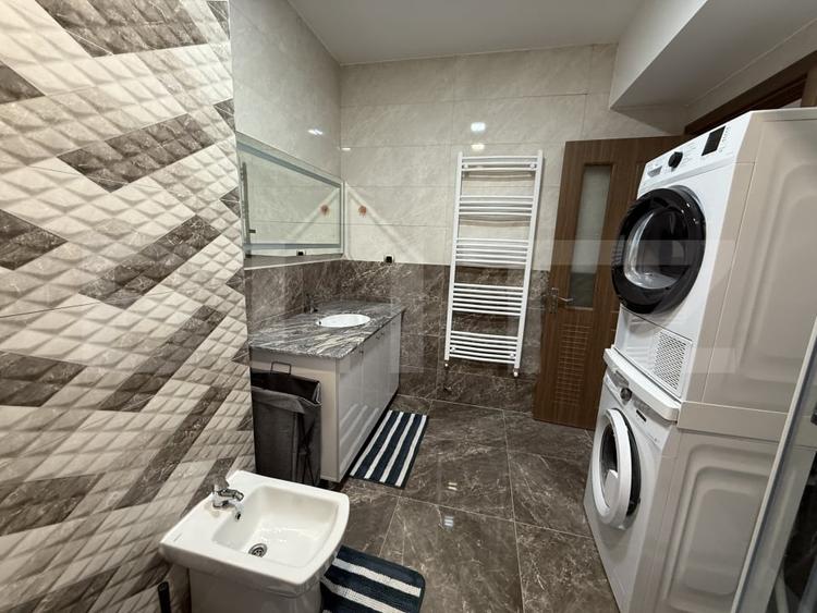 Apartament cu 3 camere decomandat, mobilat în Tractorul
