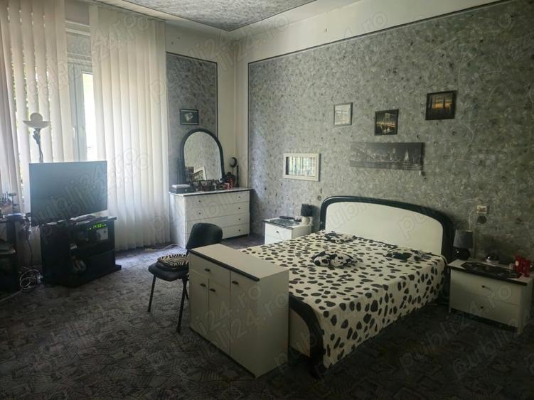 Apartament cu 4 camere semidecomandat în Central