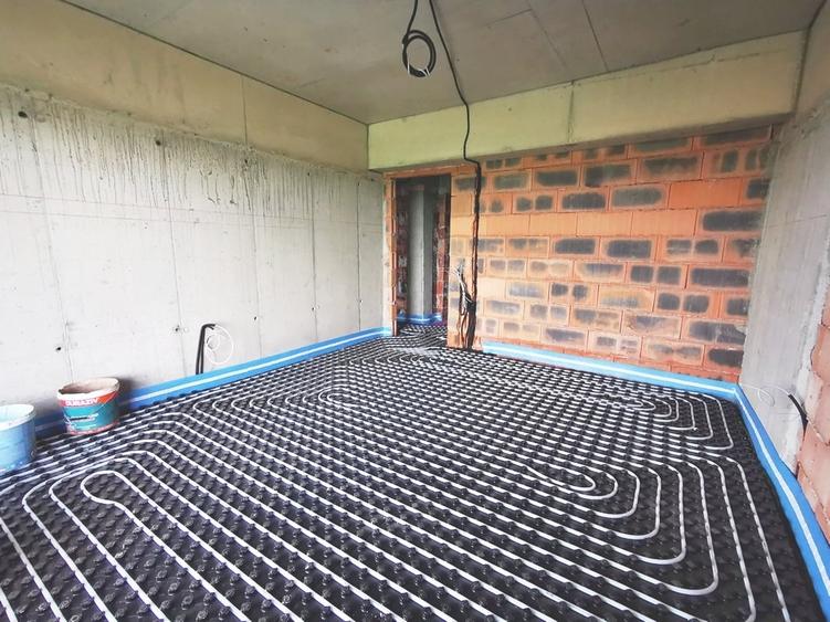 Apartament cu 3 camere decomandat în Sisești