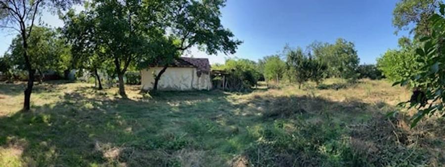 Teren de 2400 mp, în Lipia