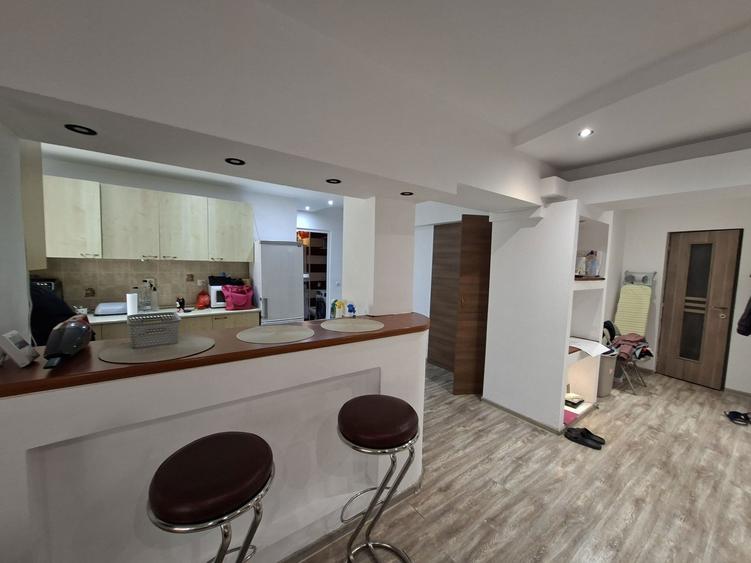 Apartament cu 3 camere decomandat în Exterior Vest