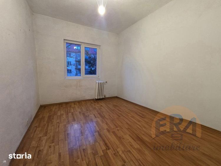 Apartament cu 3 camere semidecomandat în Cantemir