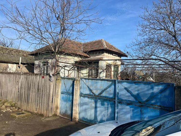 Casă cu 4 camere cu Teren 3000 Mp în Central