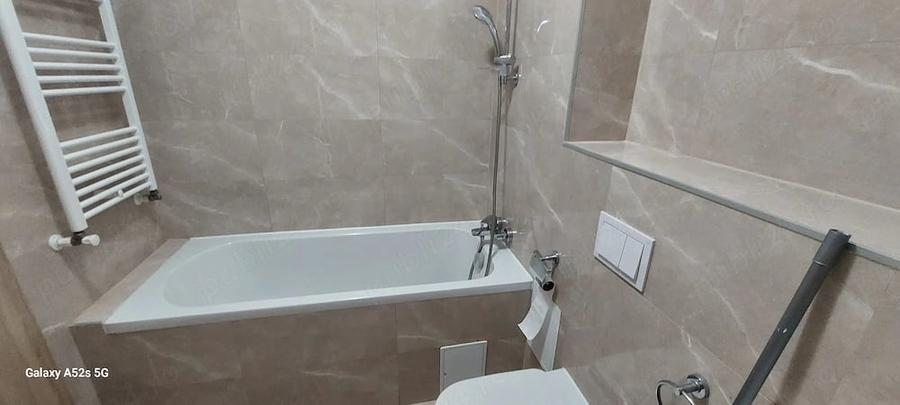 Apartament cu 3 camere decomandat în Tractorul