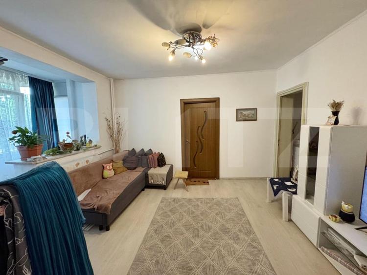 Apartament cu 3 camere semidecomandat în Calea Severinului