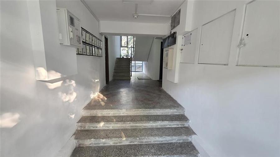 Apartament cu 2 camere semidecomandat, mobilat în Central