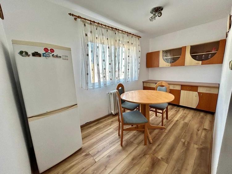 Apartament cu 3 camere semidecomandat în Cetate
