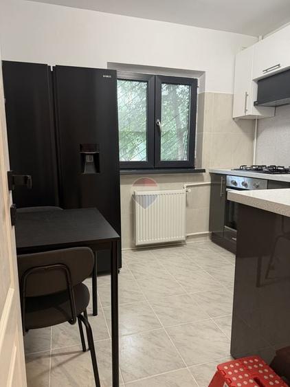 Apartament cu 3 camere decomandat, mobilat în Apusului