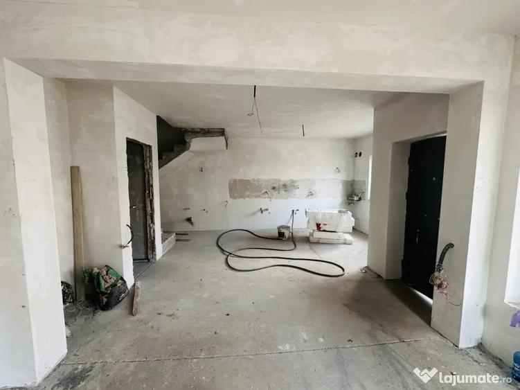 Casă cu 5 camere cu Teren 140 Mp în Roșu