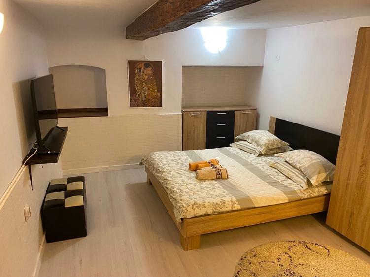 Apartament cu 3 camere semidecomandat în Central