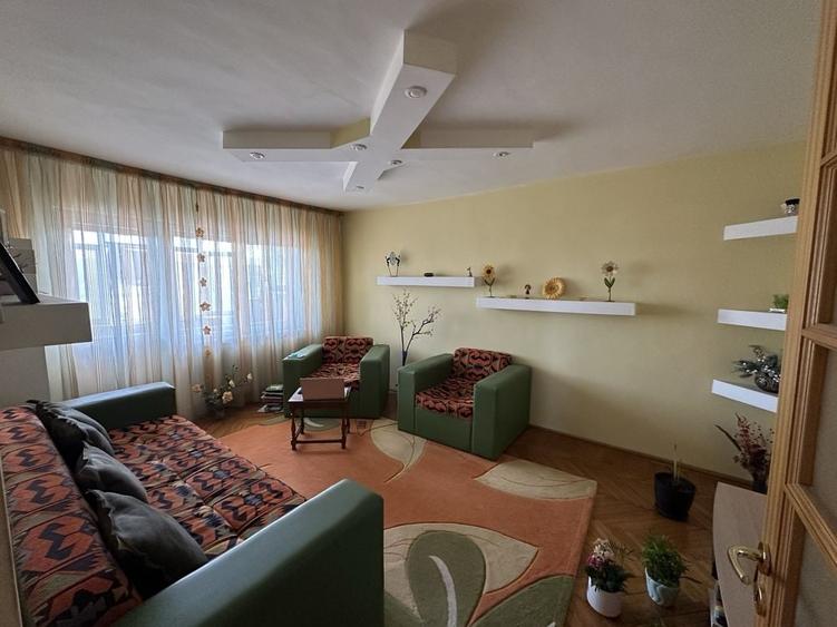Apartament cu 3 camere decomandat în Sud