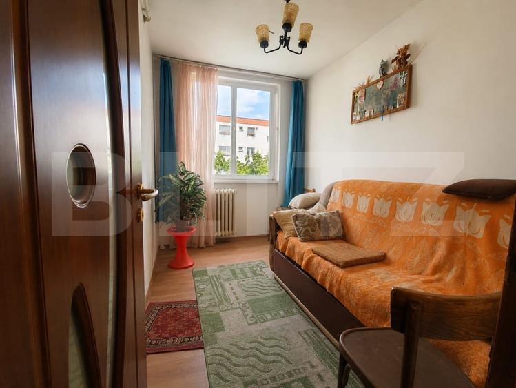 Apartament cu 3 camere semidecomandat în 22 Decembrie