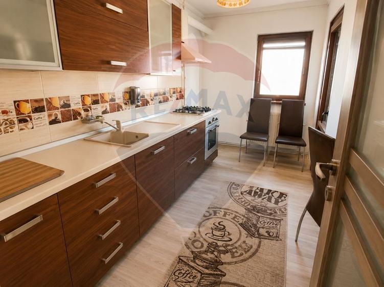 Apartament cu 3 camere decomandat, mobilat în Central