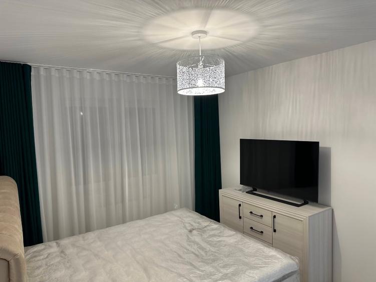 Apartament cu 3 camere decomandat în Tractorul