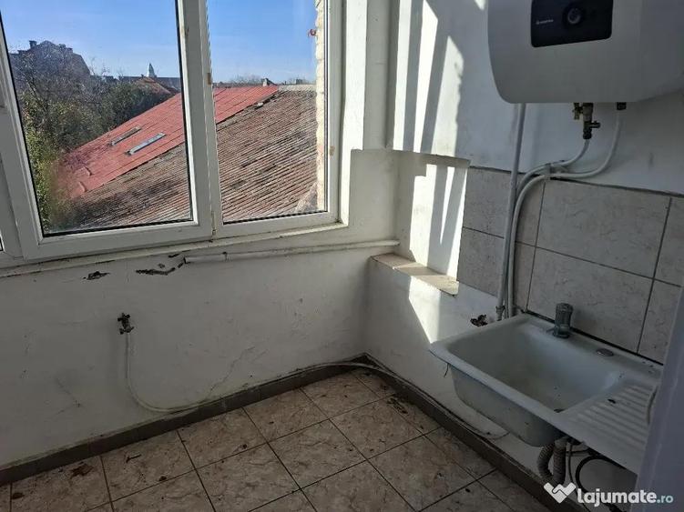 Apartament cu 3 camere semidecomandat în Central