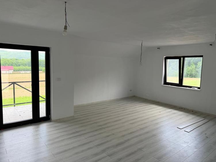 Casă cu 5 camere cu Garaj în Măriței