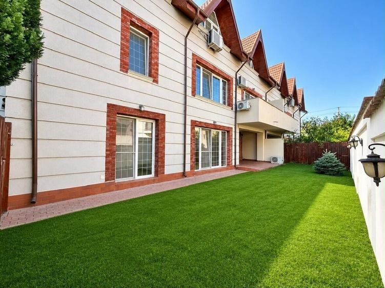 Duplex cu 8 camere cu Canalizare în Iancu Nicolae