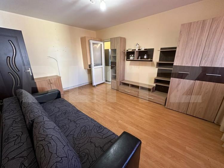 Apartament cu 3 camere semidecomandat, mobilat în Craiovița Nouă