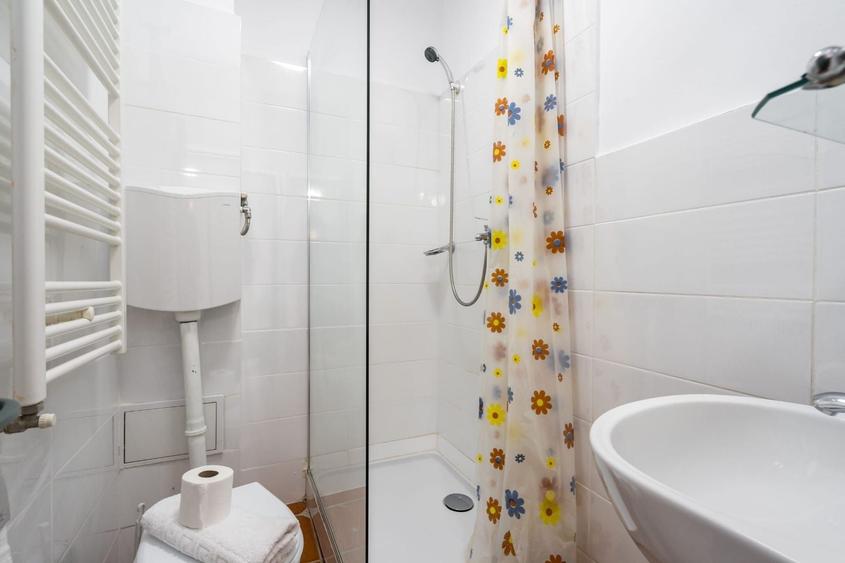 Casă individuală cu 18 camere cu Canalizare în Centrul Civic