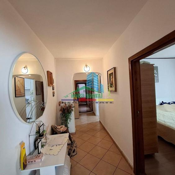 Apartament cu 4 camere decomandat, mobilat în Est