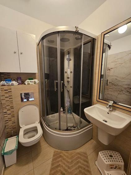 Apartament cu 3 camere semidecomandat, mobilat în Băneasa