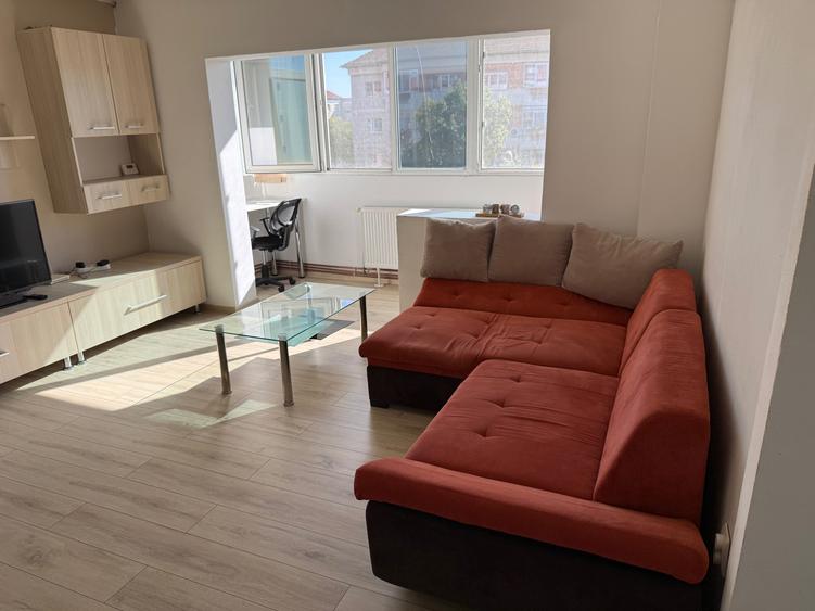 Apartament cu 2 camere semidecomandat, mobilat în Central